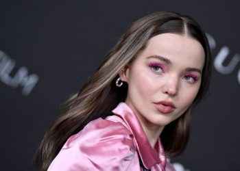 Dove Cameron abandona su característico pelo rubio y se pasa al castaño