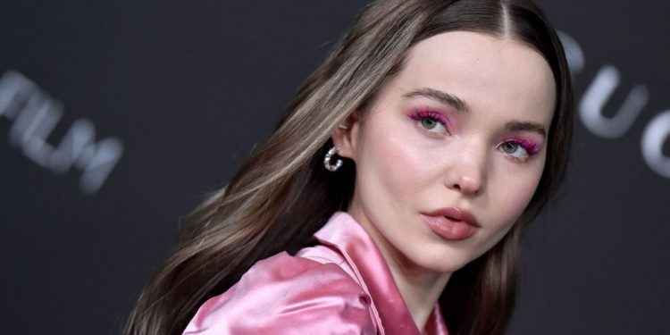 Dove Cameron abandona su característico pelo rubio y se pasa al castaño