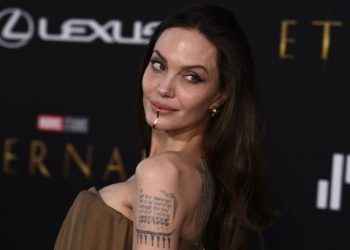 Angelina Jolie se borró un tatuaje dedicado a Brad Pitt