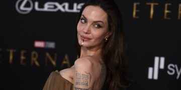 Angelina Jolie se borró un tatuaje dedicado a Brad Pitt