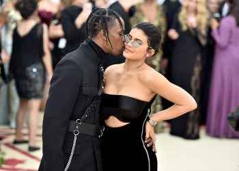 Los fans de Kylie Jenner creen que se ha casado con Travis Scott en secreto