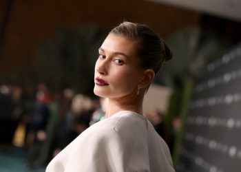 Hailey Bieber se viste de novia (de invierno)
