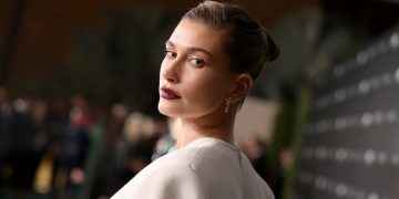 Hailey Bieber se viste de novia (de invierno)
