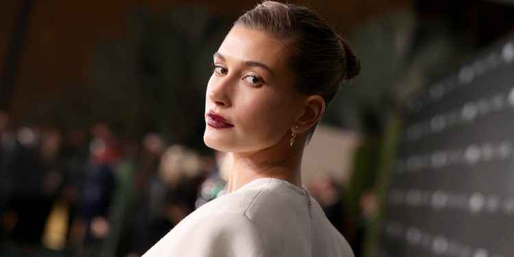 Hailey Bieber se viste de novia (de invierno)