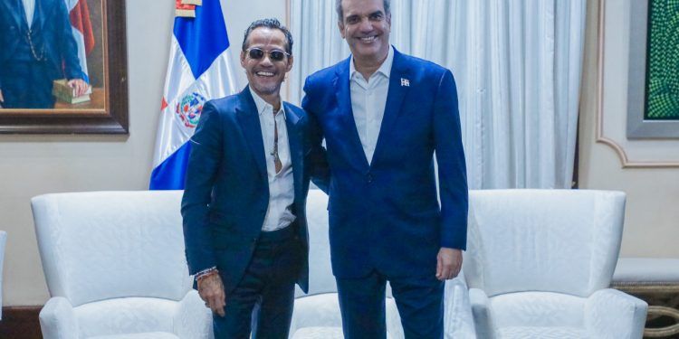 Marc Anthony visita al presidente Abinader en el Palacio Nacional