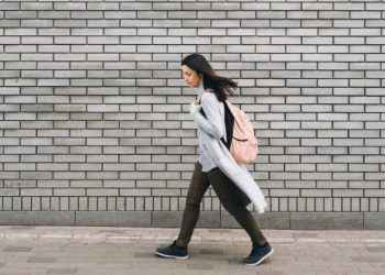Desengáñate: no te duele la espalda por tu forma de caminar