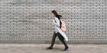Desengáñate: no te duele la espalda por tu forma de caminar
