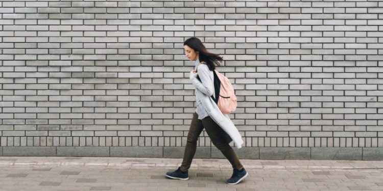 Desengáñate: no te duele la espalda por tu forma de caminar