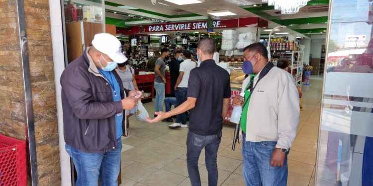 Salud Pública despliega inspectores en Santiago para vigilar cumplimiento presentación tarjeta de vacunación