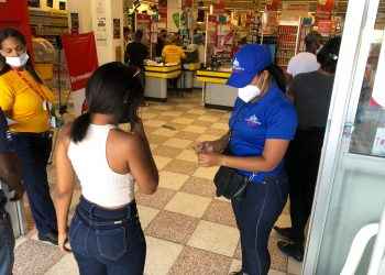Seguirán exigiendo tarjetas de vacunas covid-19