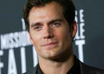 Henry Cavill asume la «responsabilidad» de ser un héroe en «The Witcher»