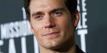 Henry Cavill asume la «responsabilidad» de ser un héroe en «The Witcher»