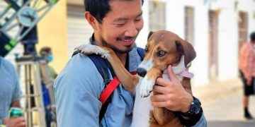 Simu Liu, actor de «Shang-Chi», rescata perrita «Chopa» en calle de Santo Domingo y la adopta