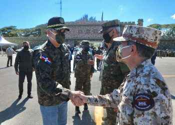 Presidente Abinader almuerza con militares de puestos en la frontera