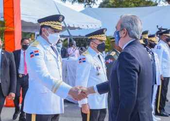 Presidente Abinader exhorta a nuevos oficiales de la PN a actuar con integridad