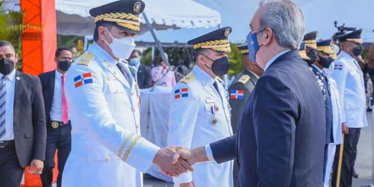 Presidente Abinader exhorta a nuevos oficiales de la PN a actuar con integridad