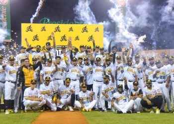 Jugadores y técnicos Águilas Cibaeñas reciben anillos de campeones