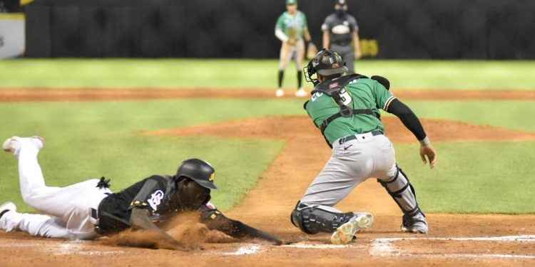 Las Águilas derrotan 4-3 a las Estrellas en el Estadio Cibao