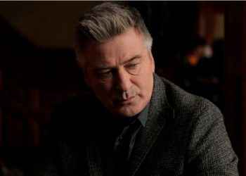 Un tribunal ordenó incautar y revisar el teléfono del actor Alec Baldwin