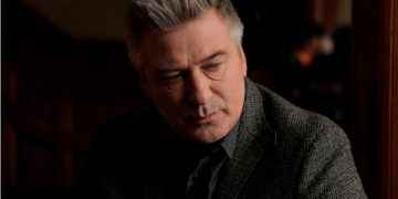 Un tribunal ordenó incautar y revisar el teléfono del actor Alec Baldwin
