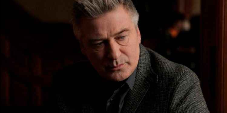 Un tribunal ordenó incautar y revisar el teléfono del actor Alec Baldwin