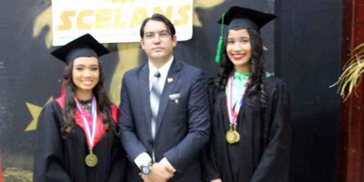 Colegio Fausto Jiménez reconoce trayectoria del doctor Bernardo Hilario