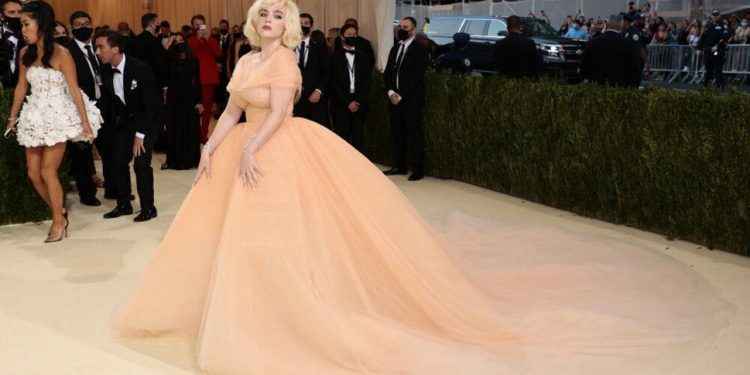 Así Oscar de la Renta enamora a Paris Hilton, Adele y Anna Wintour