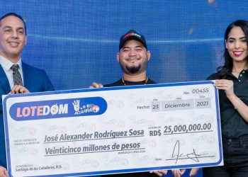 LOTEDOM entrega premio de 25 millones a ex empleado de repuestos ganador del Agarra 4