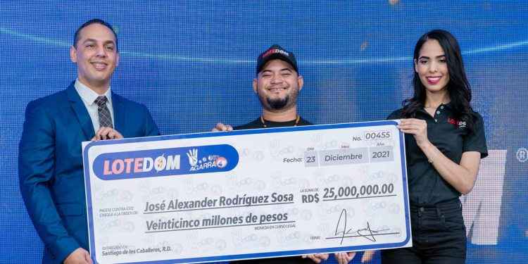 LOTEDOM entrega premio de 25 millones a ex empleado de repuestos ganador del Agarra 4