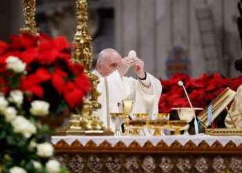 El papa Francisco presidió la misa de Gallo con aforo reducido y pidió recordar a los pobres: “Jesús los ama”