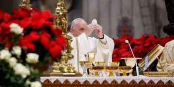 El papa Francisco presidió la misa de Gallo con aforo reducido y pidió recordar a los pobres: “Jesús los ama”
