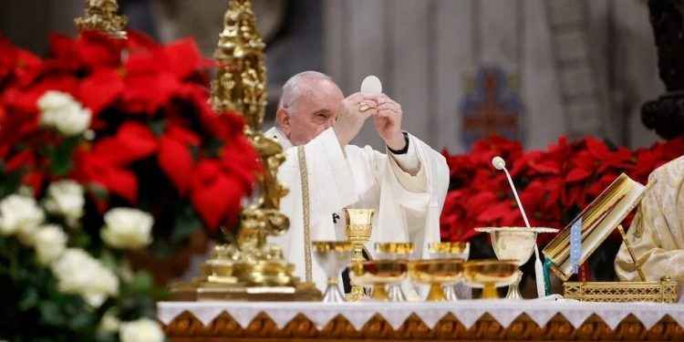 El papa Francisco presidió la misa de Gallo con aforo reducido y pidió recordar a los pobres: “Jesús los ama”