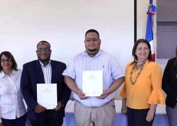 Estudiantes de la UAPA ganan concurso de investigación del MESCYT