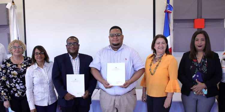 Estudiantes de la UAPA ganan concurso de investigación del MESCYT