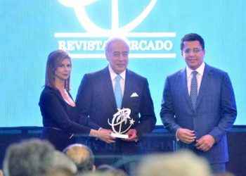 Revista Mercado reconoce aportes al turismo dominicano del empresario Félix García y el Aeropuerto Cibao