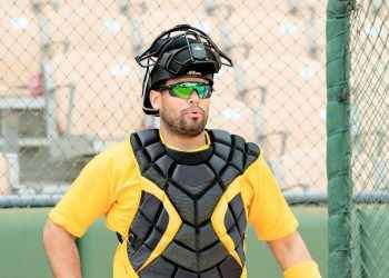 Francisco Peña invita “cátcher de cartón” a juego de Águilas