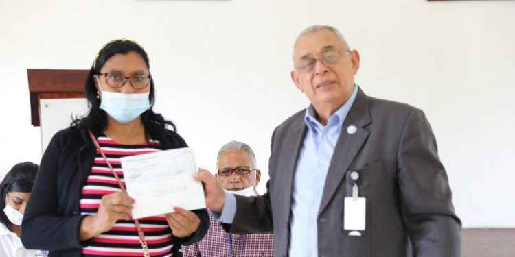 IAD entrega más de cuatro millones de pesos de la zafra cañera a parceleros de Higüey