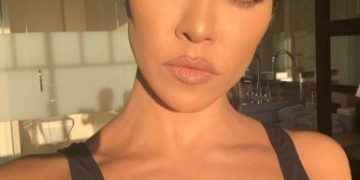 Kourtney Kardashian responde a una fan que la acusa de haberse hecho muchas cirugías plásticas