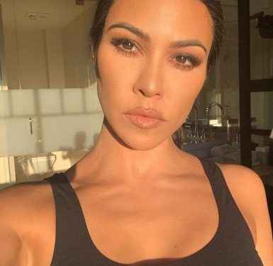 Kourtney Kardashian responde a una fan que la acusa de haberse hecho muchas cirugías plásticas