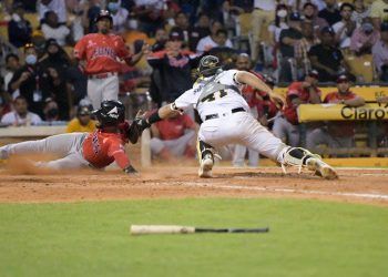 Leones derrotan a las Águilas y obligan a un juego decisivo este lunes