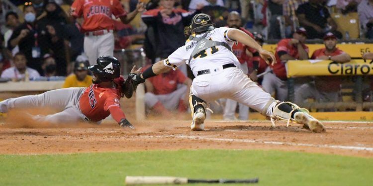 Leones derrotan a las Águilas y obligan a un juego decisivo este lunes