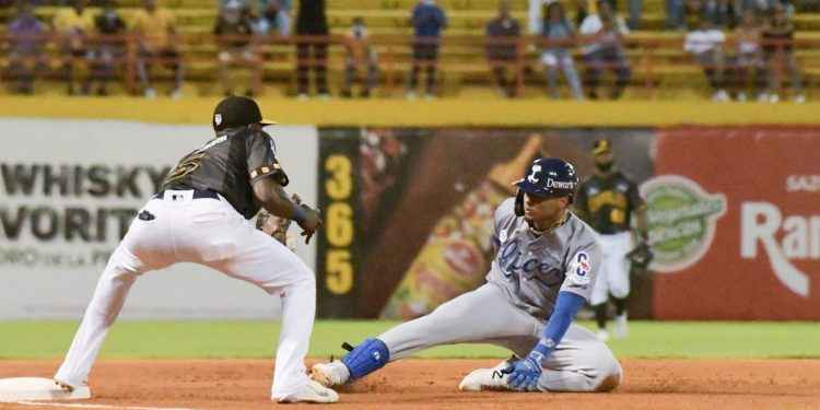 Tigres del Licey vencen a las Águilas Cibaeñas 4-2 en el Estadio Cibao