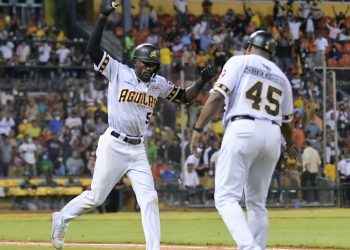 Águilas triunfan ante las Estrellas y quedan solos en segunda posición