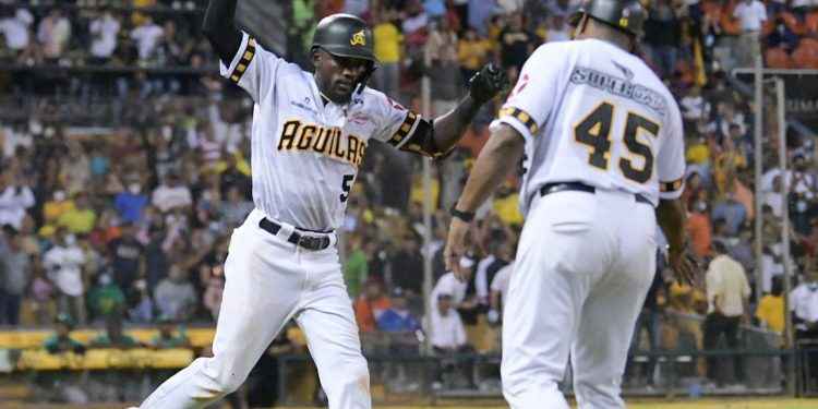 Águilas triunfan ante las Estrellas y quedan solos en segunda posición