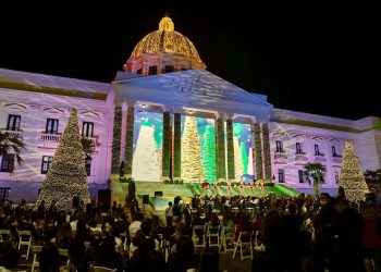 Palacio Nacional enciende su árbol de Navidad