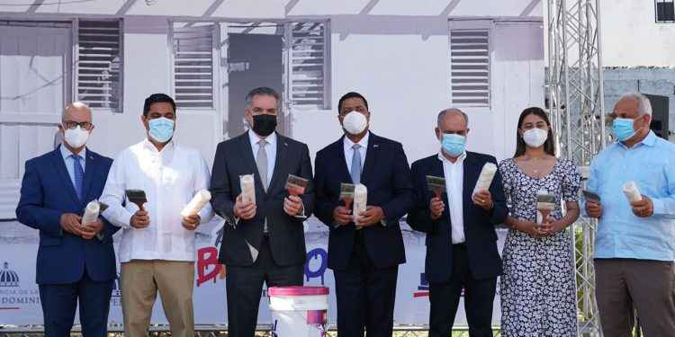 Gobierno entrega 40 mil galones de pintura a municipalidad para continuar programa “Pinta tu Barrio”