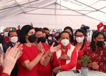 La Primera Dama y la directora del Inaipi encabezan encendido del árbol de Navidad