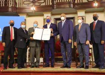 Presidente Abinader entrega Premio Nacional de Periodismo 2021 a Ramón de Luna