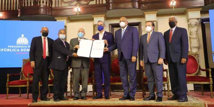 Presidente Abinader entrega Premio Nacional de Periodismo 2021 a Ramón de Luna