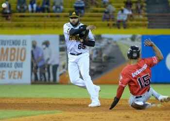 Leones vencen Águilas en fiesta de batazos